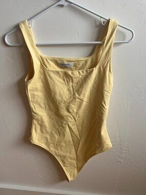 Aritzia Babaton Contour Squareneck Bodysuit sz Small in Butter/Baby Yellow